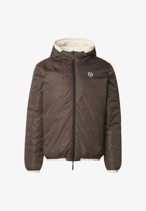 Bruine geïsoleerde jas met capuchon en crèmekleurige accenten. Voorzien van een rits aan de voorkant, elastische manchetten en een logo op de borst. Gladde textuur.