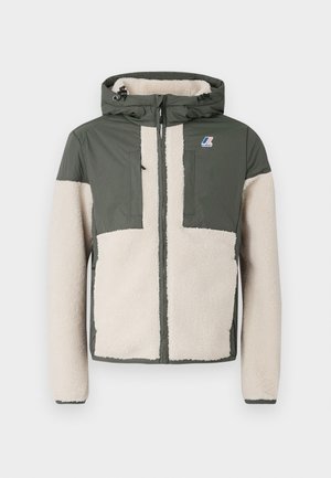 Jachetă cu glugă realizată din nylon verde măslinie, cu panouri din blană sintetică crem. Închidere cu fermoar, două buzunare pe piept și detalii cu logo.