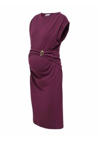 Robe de maternité prune sans manches, longueur genou, avec côtés froncés et détail d'une boucle ovale dorée à la taille.