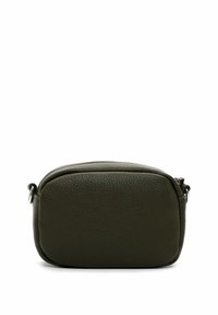 Borsa a tracolla in pelle verde oliva, forma rettangolare, superficie texturizzata, hardware in tonalità argento, chiusura con zip e tracolla regolabile.