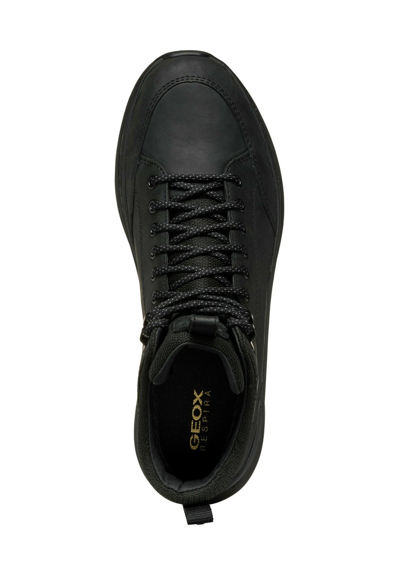 Czarne skórzane trampki z okrągłym noskiem, teksturowaną powierzchnią, czarnymi sznurówkami i pętlą do zakładania. Zawierają wyściełaną wkładkę oraz złote detale z logo.