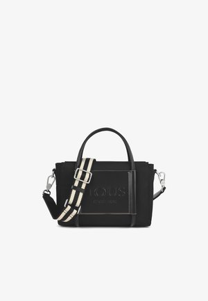 Bolso tote negro con logo "TOUS" en relieve, con correa de rayas blancas en contraste, acentos de cuero y diseño de doble asa.
