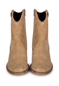 Botas de tobillo de gamuza marrón claro con un acabado texturizado, punta afilada, cremalleras laterales y costuras decorativas a lo largo de la parte superior. Suelas planas de color marrón.