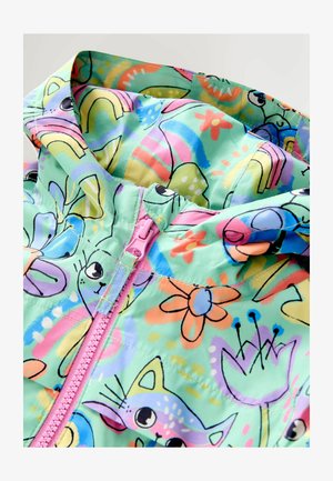 Színes, könnyű kabát, világosmenta alapon vidám rajzfilmszerű állatokkal, virágokkal és szivárványokkal díszítve. Jellegzetes rózsaszín cipzárral.
