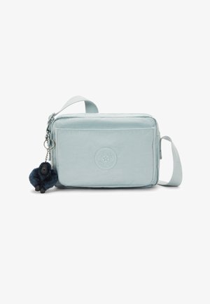 Sac rectangulaire bleu clair en tissu doux, avec une poche avant et un porte-clés gorille en peluche attaché à la fermeture éclair. Bandoulière réglable incluse.