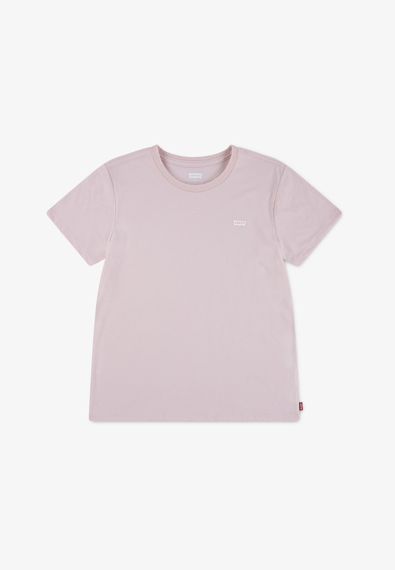 Rövidujjú, kereknyakú póló világos rózsaszín pamutból. Kis fehér logóval a mellkasán és piros címkével az oldalon. Sima textúra.