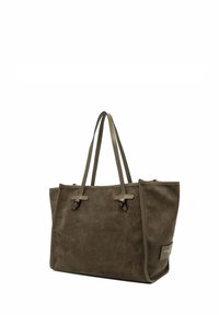 Sac fourre-tout en daim marron avec de longues poignées. Les détails notables incluent des accents noués et une étiquette de marque sur un côté. Texture lisse.