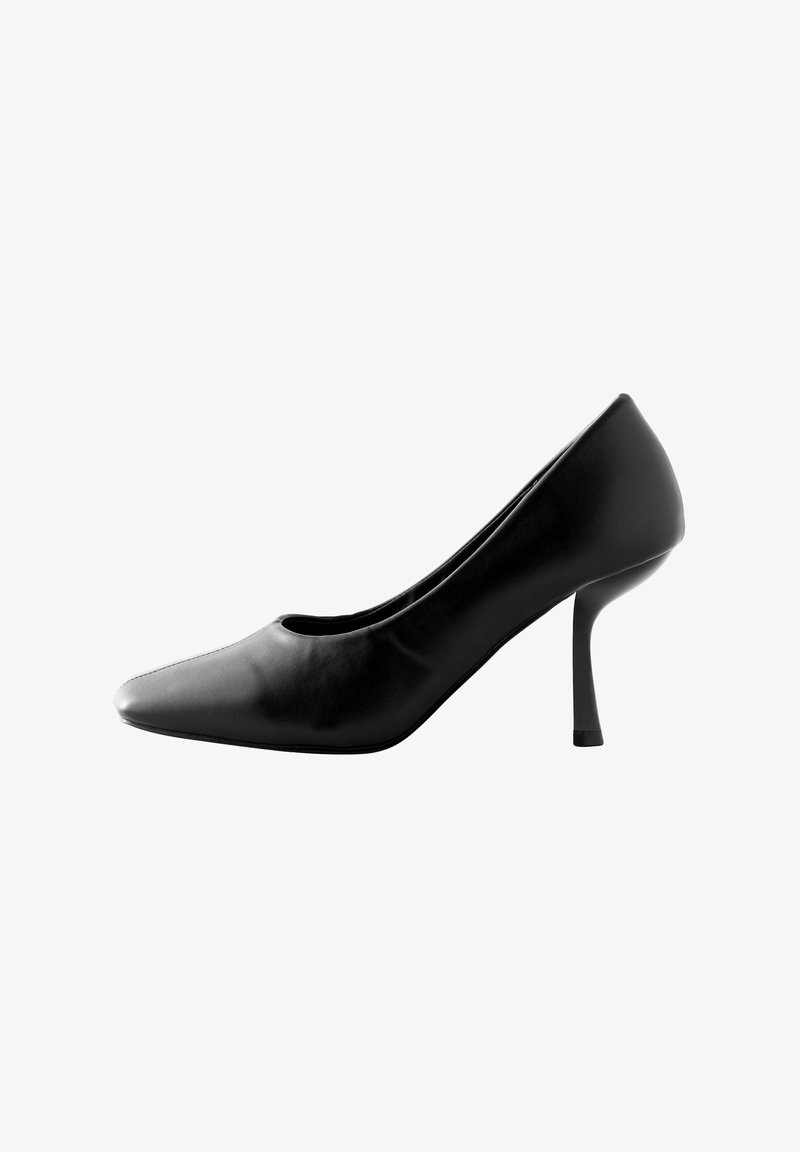 Schwarzer High-Heel-Schuh mit spitzer Zehenpartie und glattem Lederfinish. Verfügt über einen schlanken Stiletto-Absatz und ein niedriges Vamp-Design.