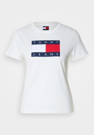 Biela bavlnená tričko s krátkymi rukávmi, s obdĺžnikovým logom v námorníckej modrej, červenej a bielej farbe s textom "TOMMY JEANS" na prednej strane.