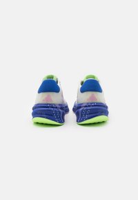 adidas Performance SUPERNOVA STRIDE - Silniční běžecké boty - off white/green spark/lucid blue