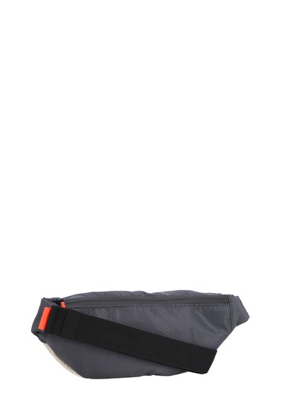 Borsetta in vita grigia con un motivo esagonale testurizzato, dotata di una tracolla nera regolabile e di un tirante rosso sulla cerniera. Design minimalista, forma aerodinamica.