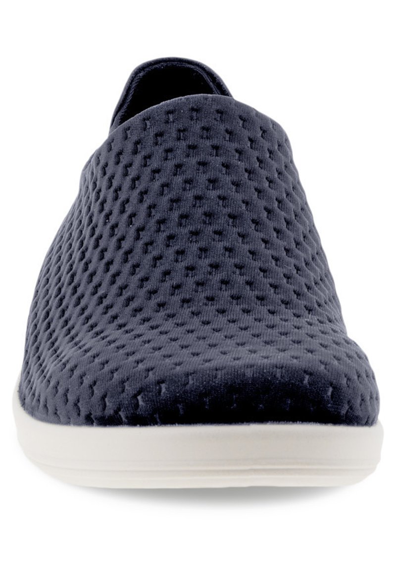Granatowe buty slip-on z teksturowanej tkaniny, charakteryzujące się przewiewnym projektem i białą gumową podeszwą. Okrągły kształt noska.