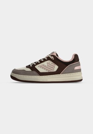 Niskie sneakersy w kolorach brązowym, beżowym, szarym i różowym, z wiązaniem na sznurówki oraz wzorem w kształcie skrzydła na bocznej części.