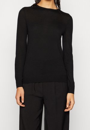 Pull noir à manches longues avec un col rond, fabriqué en maille fine, présentant une coupe ajustée et des poignets côtelés.