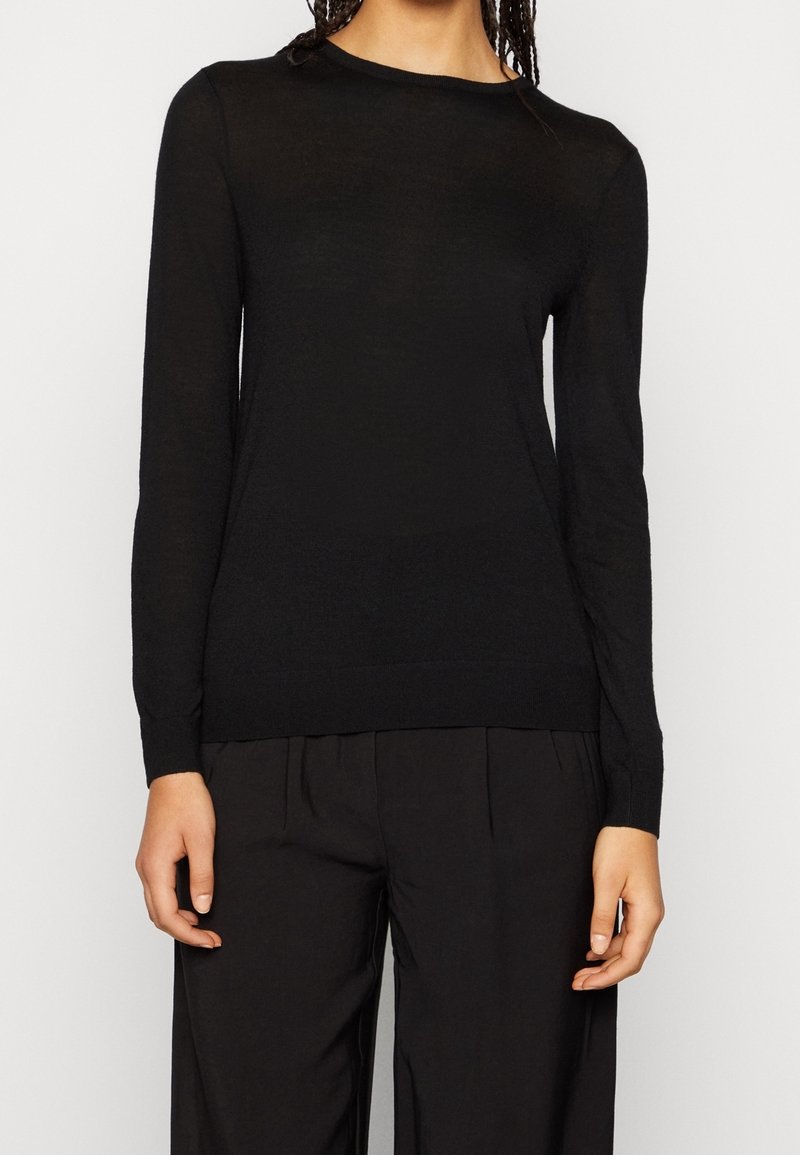 Czarny sweter z długim rękawem i okrągłym dekoltem, wykonany z delikatnego materiału dzianinowego, o dopasowanym kroju i ściągaczach przy mankietach.
