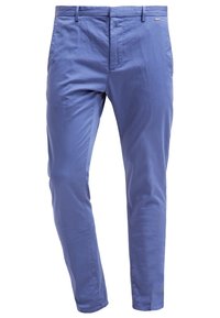 Pantalon décontracté pour homme, coupe ajustée, de couleur bleu clair, avec passants pour ceinture, poches avant et une fermeture dissimulée à l'avant, présenté sur un fond blanc.