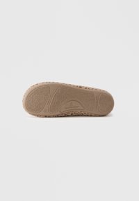 Sål av en leopardmønstret tøffel med teksturert gummibunn, logo "Shepherd", størrelse 37, og "Laget i Spania" merket.
