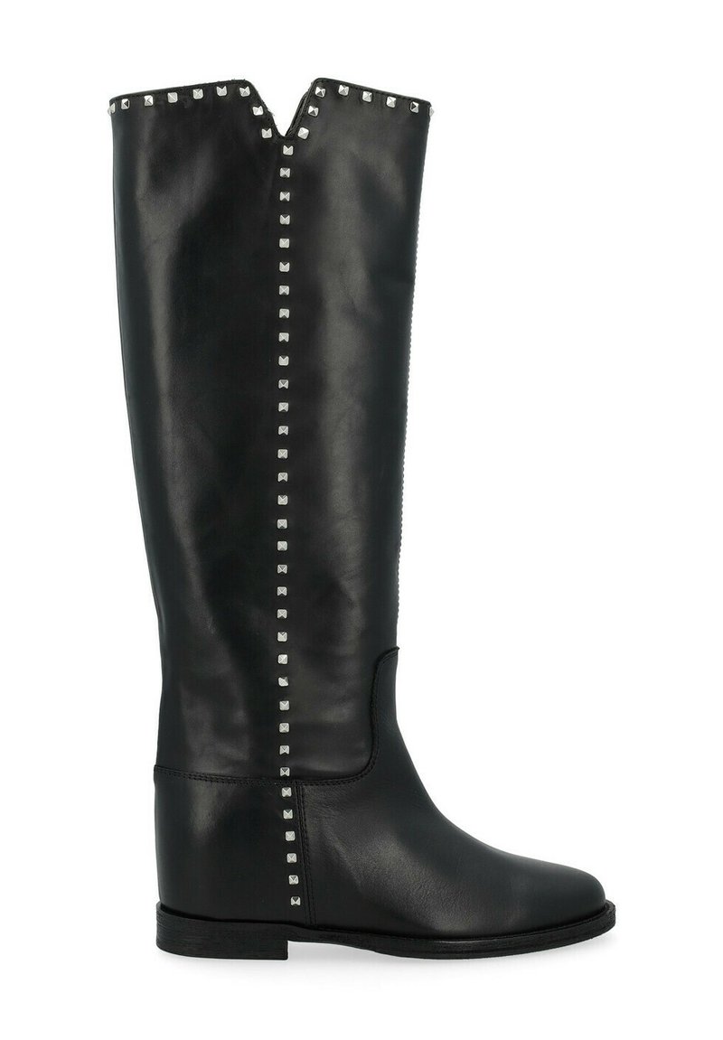 Bottes noires en cuir jusqu'au genou avec une ouverture en V et des clous sur le côté. Texture lisse et semelle plate, conçues pour un enfilage facile.