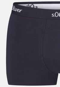 Boxer in cotone blu navy con una cintura morbida con marchio "s.Oliver", texture liscia e design aderente.