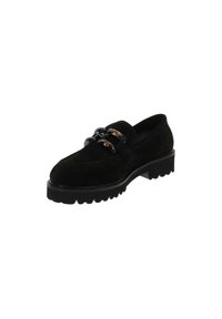 Mocassino in suede nero con suola bassa e testurizzata, caratterizzato da un dettaglio decorativo in catena nei colori nero e tartaruga.