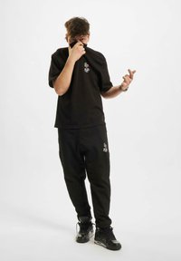 DEF BEK X CHERRY - T-shirts med print - black