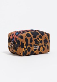 Neceser de estampado de leopardo en tonos marrón, naranja y azul. Fabricado en tejido con cierre de cremallera, presenta un detalle del logo en la parte frontal.