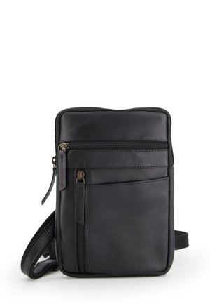 Černá kožená crossbody taška s hladkým povrchem, která má hlavní přihrádku na zip, přední kapsu a nastavitelný popruh.