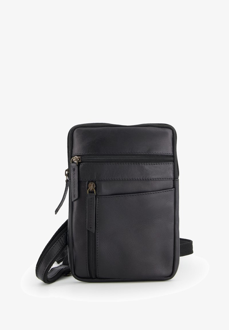 Schwarze Leder-Crossbody-Tasche mit glatter Oberfläche, ausgestattet mit einem Reißverschluss-Hauptfach, einer Fronttasche und einem verstellbaren Trageriemen.
