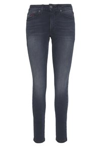 Jeans skinny de mezclilla azul oscuro. Las características incluyen un cierre frontal con botón, pasadores para cinturón y un sutil acento rojo en el bolsillo.