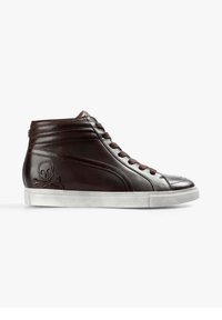 Zapatilla alta de cuero marrón con un acabado texturizado, suela de goma blanca y un detalle de calavera con huesos cruzados en el lateral.