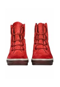 Le scarpe alte in suede rosso presentano una superficie testurizzata, lacci rotondi e una suola in gomma con un leggero tacco, mettendo in evidenza un design sportivo.