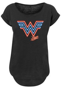 Černé tričko s ohrnutými rukávy, ozdobené neonovou grafikou loga "WW" a textem "Wonder Woman" v jasně modré a červené barvě.