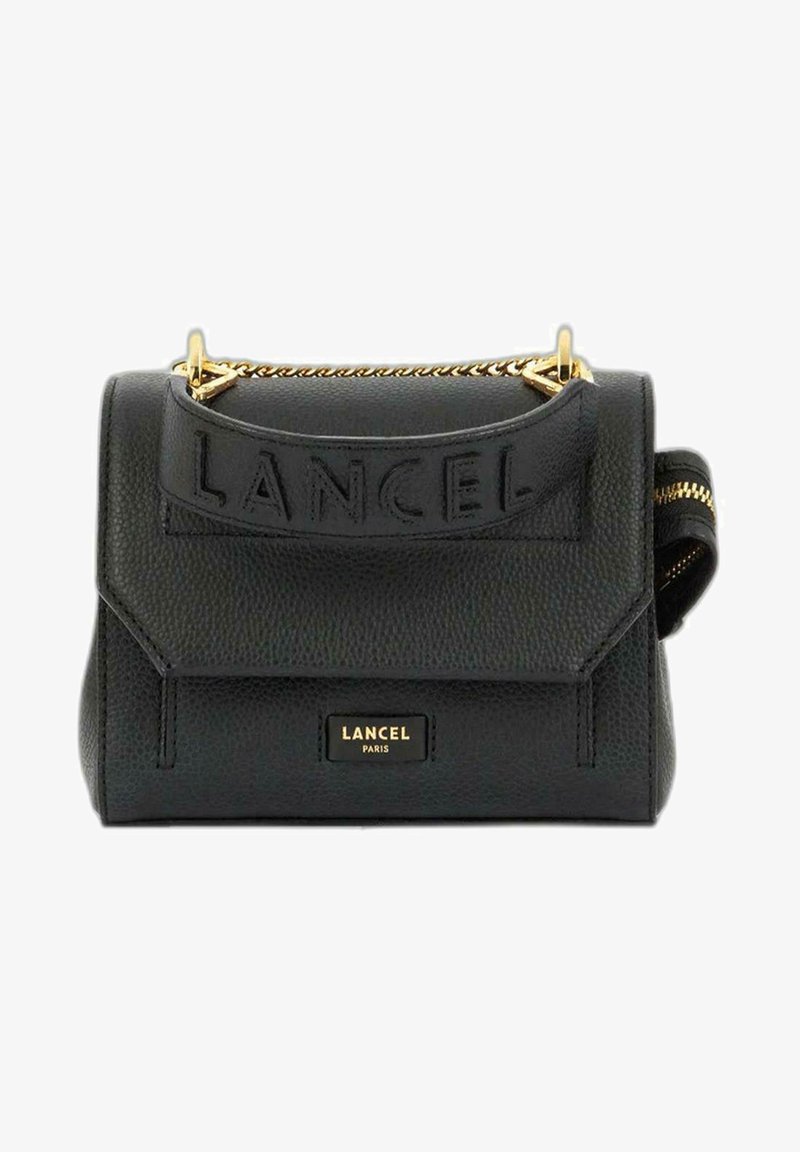 Sac à main en cuir noir avec logo "LANCEL" en relief, de forme structurée, chaîne en métal doré et poche zippée sur le côté. Accentué par des éléments en métal doré.