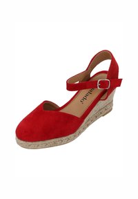 Rode suède wedge schoen met verstelbare enkelriem, jute-wrapped hak en een afgeronde neus. Heeft een gestructureerde achterhak.