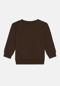 Temno rjava dolg rokav sweatshirt z rebrastim krožnim vratom, manšetami in robom, prikazan ležeč zadaj na belem ozadju.