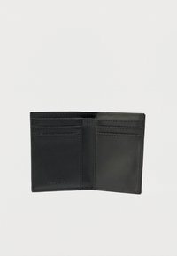 Μαύρο δερμάτινο πορτοφόλι με πολλαπλές θήκες για κάρτες, λεία υφή, καθαρές γραμμές και απλό σχέδιο. Χωρίς ορατά μεταλλικά μέρη ή διακοσμητικά στοιχεία.