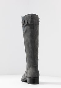 Stivale grigio in suede alto fino al ginocchio con tacco impilato, caratterizzato da una zip laterale e un accento con fibbia. Texture liscia e design elegante.