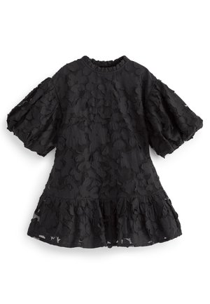 Robe courte noire avec manches bouffantes, texture en dentelle florale, ourlet volanté et col rond haut.