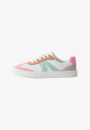 Biały niski sneaker z pastelowymi różowymi, pomarańczowymi, miętowozielonymi i lawendowymi zamszowymi akcentami oraz białymi sznurowadłami, widziany z boku.
