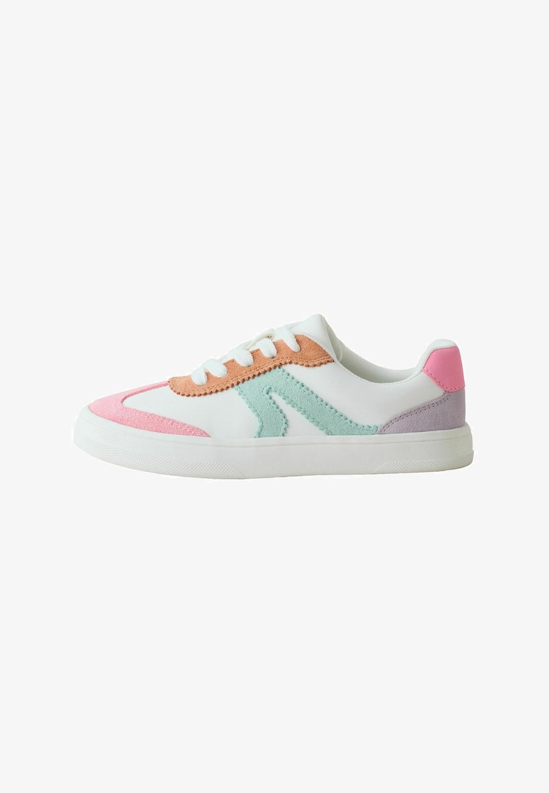 Basket blanche basse avec des accents en daim pastel rose, orange, vert menthe et lavande et des lacets blancs, vue de côté.