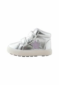 Baskets montantes métalliques argentées avec deux bandes Velcro, accent étoile violette, semelle en caoutchouc texturée blanche, matériau supérieur lisse.
