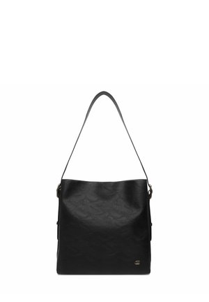 Czarna skórzana torebka na ramię z pojedynczym paskiem i małym metalowym logo w prawym dolnym rogu, o prostym i wyrafinowanym designie.