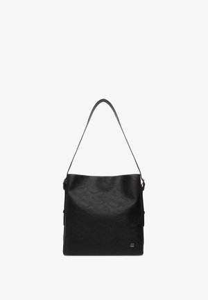 Bolso de hombro de cuero negro con una sola correa y un pequeño logo metálico en la esquina inferior derecha, diseño simple y estructurado.