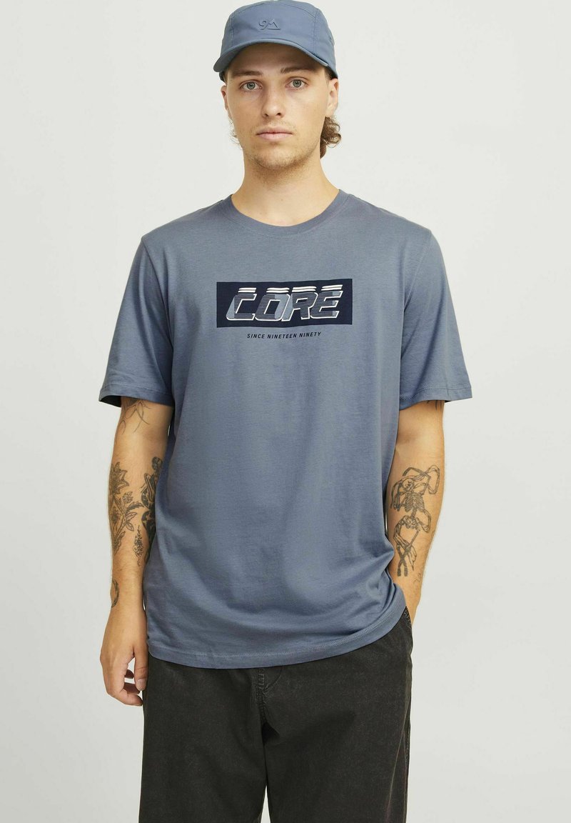 Jack & Jones GEDRUCKT RUNDHALS - T-shirt con stampa - flint stone