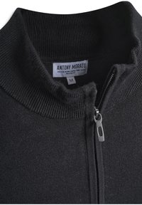 Maglione nero lavorato a maglia con zip metallica a mezza apertura e un'etichetta interna che riporta "Antony Morato, mix di viscosa, taglia media."