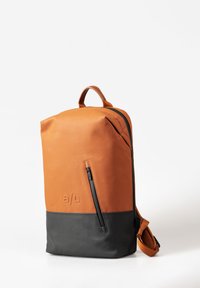 Tweekleurige bruine en zwarte rugzak met een bovenhandvat, diagonale voorzak met rits en het reliëf "a/u" logo op het bruine bovenste gedeelte.