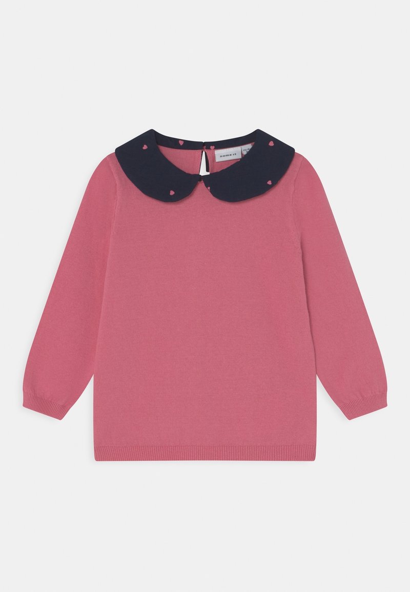 Pull en maille rose à manches longues, avec un col Peter Pan bleu marine agrémenté de petits cœurs roses et une fermeture au dos par boutons.