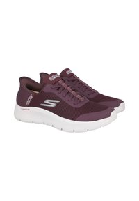 Un par de zapatillas de malla color burdeos Skechers Go Walk con suelas acolchadas blancas y un diseño de cordones, inclinadas hacia la derecha.