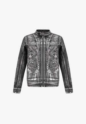 Musta takki, jossa on kukkakirjontaa, vetskari ja korkeakauluksellinen design. Takissa on tekstuuri kudos ja kontrastivalkoiset yksityiskohdat.