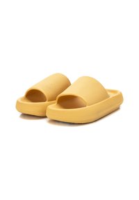 Chanclas amarillas de una sola pieza con parte superior sintética texturizada, diseño de punta abierta, correas anchas y suela gruesa y duradera.